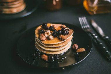 Fındık ile krep yığını