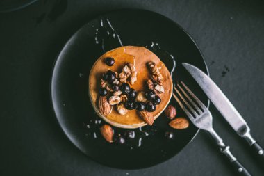 Fındık ile krep yığını