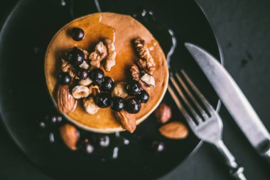 Fındık ile krep yığını