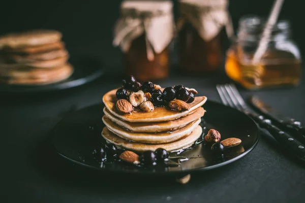 Στοίβα από pancakes με ξηρούς καρπούς — Φωτογραφία Αρχείου