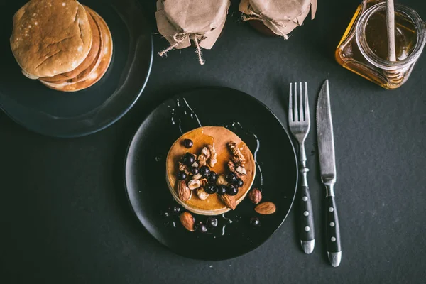 Stapel pannenkoeken met noten — Stockfoto