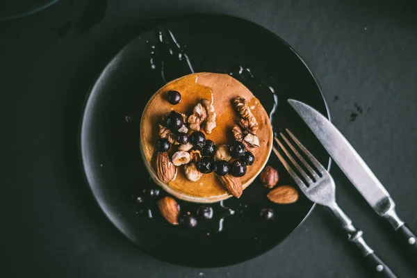 Pila de panqueques con nueces —  Fotos de Stock