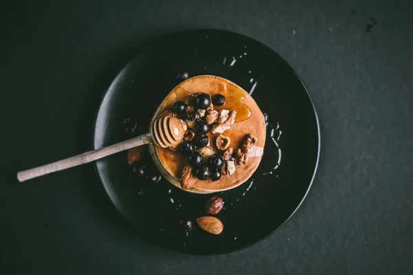 Stapel pannenkoeken met noten — Stockfoto