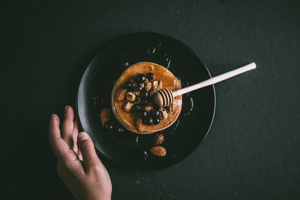 Στοίβα από pancakes με ξηρούς καρπούς — Φωτογραφία Αρχείου