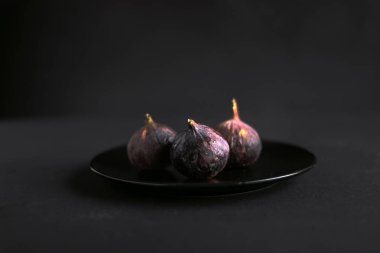 Siyah tabakta taze incir 