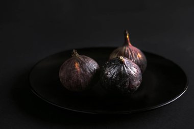 Siyah tabakta taze incir 