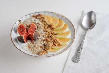 granola elma dilimleri ile tabak