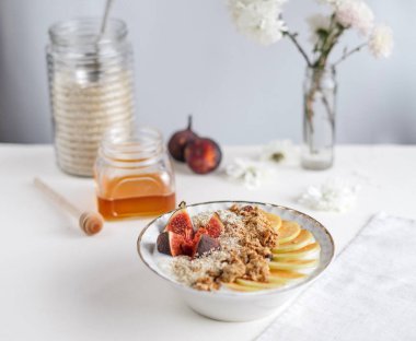 granola elma dilimleri ile tabak