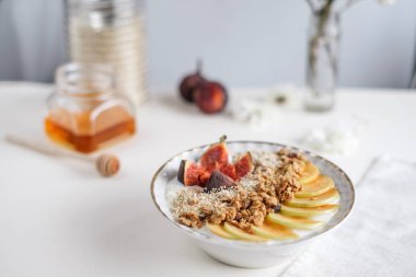 granola elma dilimleri ile tabak