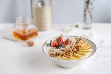 granola elma dilimleri ile tabak