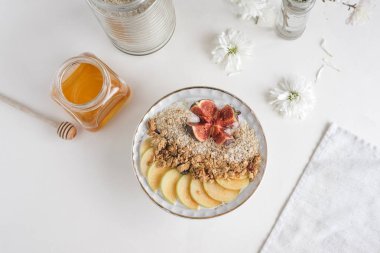 granola elma dilimleri ile tabak