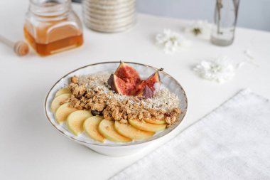 granola elma dilimleri ile tabak