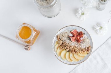 granola elma dilimleri ile tabak