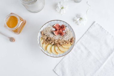 granola elma dilimleri ile tabak