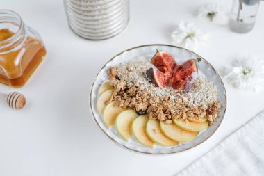 granola elma dilimleri ile tabak