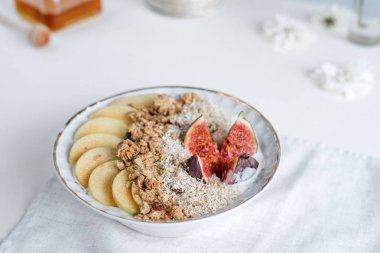 granola elma dilimleri ile tabak