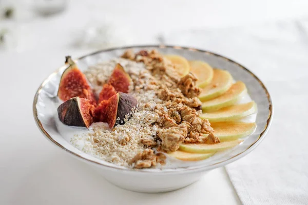 granola elma dilimleri ile tabak