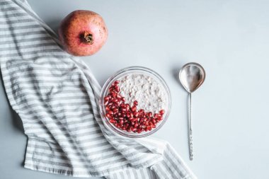 Sağlıklı kahvaltı - Yoğurtlu yulaf ezmesi, masanın üzerine taze nar