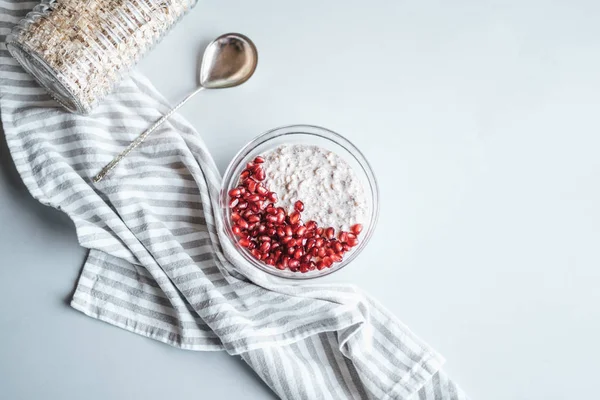 Sarapan Sehat Oatmeal Dengan Yogurt Delima Segar Atas Meja — Stok Foto