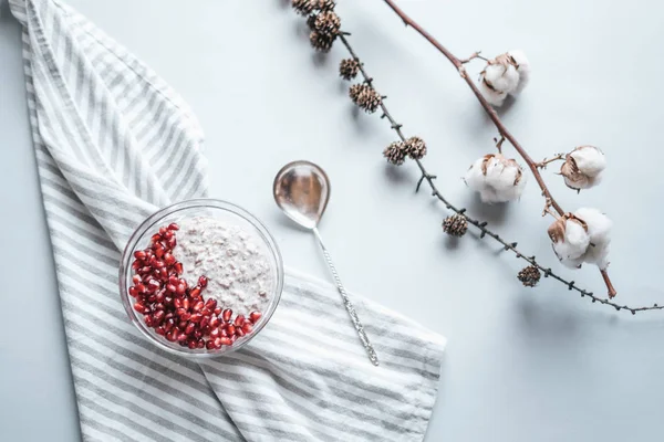 Hälsosam Frukost Havregrynsgröt Med Yoghurt Färsk Granatäpple Bordet — Stockfoto