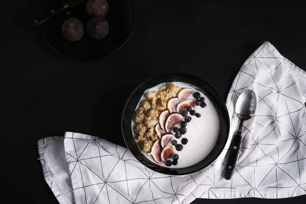 Schüssel Mit Frischen Feigen Und Beeren Hintergrund Draufsicht Gesundes Frühstückskonzept — Stockfoto