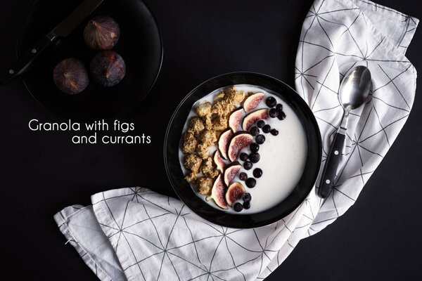 чаша со свежими инжиром и ягодами на заднем плане, вид сверху, здоровый завтрак
