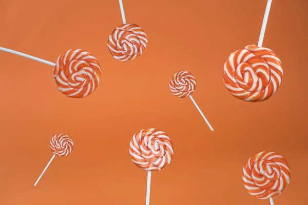 Çok renkli bir sarmal içinde güzel yuvarlak lolipop 