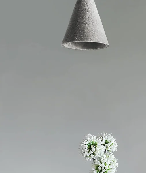 Moderne Lamp Witte Bloemen Grijze Achtergrond — Stockfoto