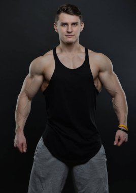 genç vücut geliştirmeci