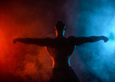 genç vücut geliştirmeci