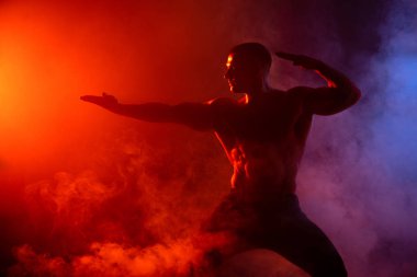 genç vücut geliştirmeci