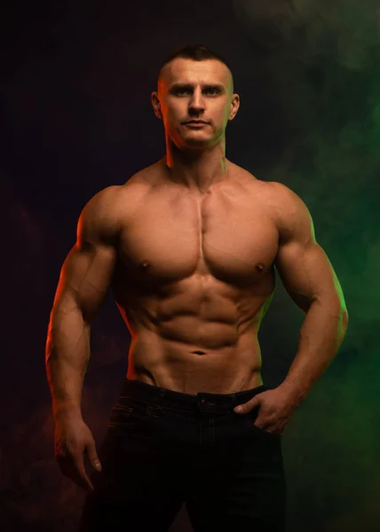 Junger Bodybuilder — Stockfoto