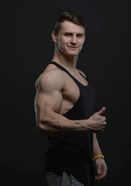 Junger Bodybuilder — Stockfoto