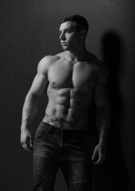 genç vücut geliştirmeci