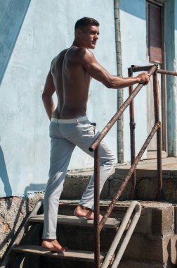 gömleksiz erkek modeli