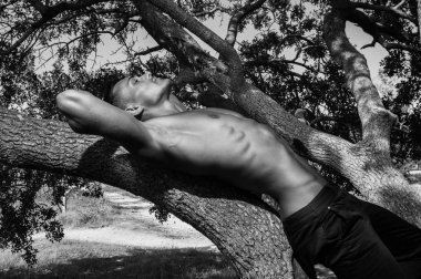 gömleksiz erkek modeli