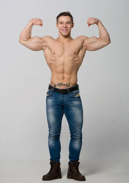 Junger Bodybuilder — Stockfoto