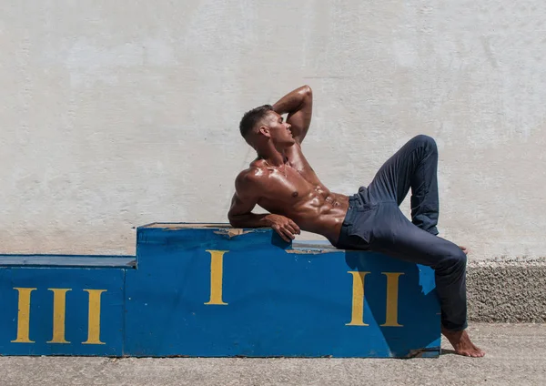 Мускулистый Мужчина Модель Загаром — стоковое фото