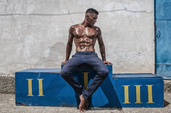 Modelo Masculino Musculoso Con Bronceado — Foto de Stock