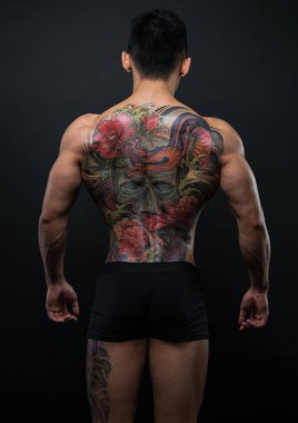 Dövmeli Asyalı model.