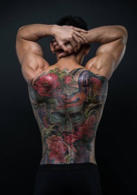 Dövmeli Asyalı model.