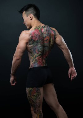 Dövmeli Asyalı model.