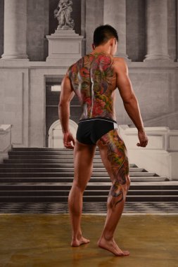 Dövmeli Asyalı model.
