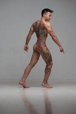 Dövmeli çıplak model.