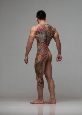 Dövmeli çıplak model.