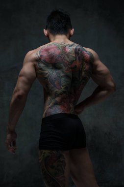 Dövmeli Asyalı model.