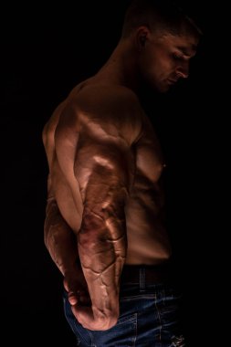 genç vücut geliştirmeci