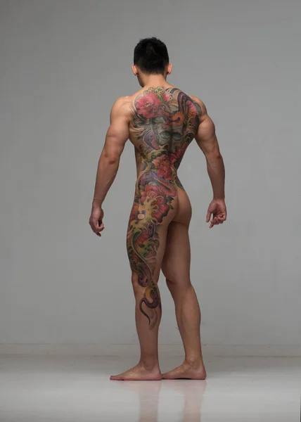 Naakt model met tatoeage — Stockfoto
