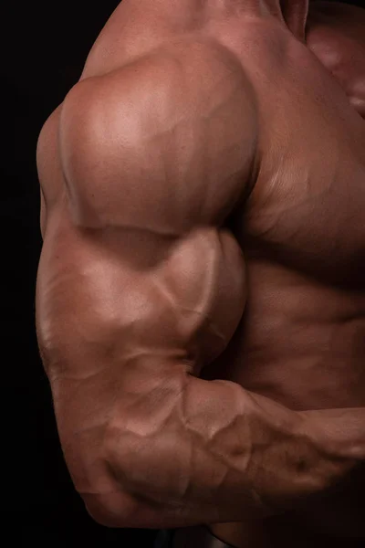 Muskulöse Männliche Modell Biegt Bizeps — Stockfoto