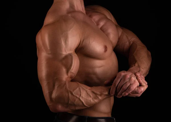 Modelo Masculino Musculoso Flexionando Bíceps — Foto de Stock